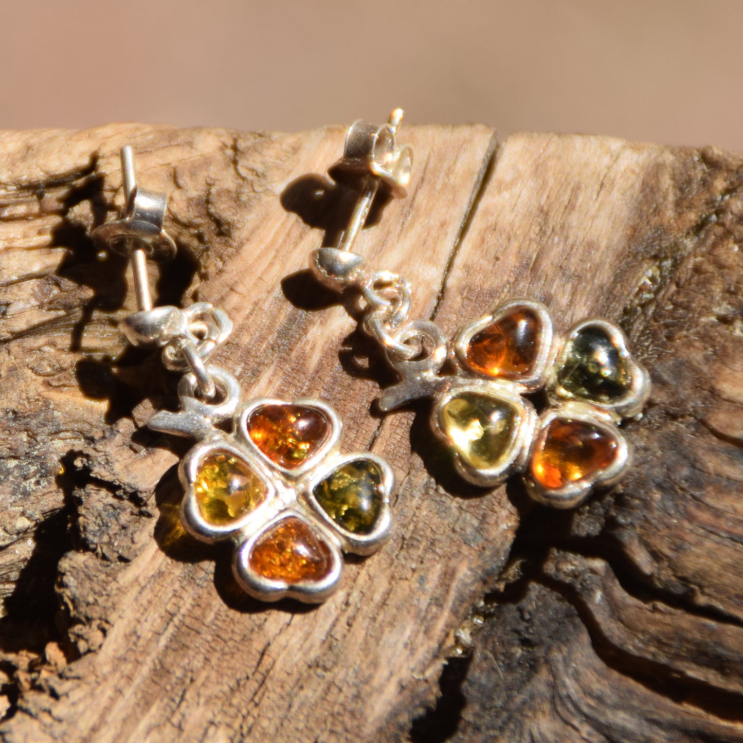 Clover dangle earrings with natural amber in various shades and 925 silver, MJ Baltica, BK095