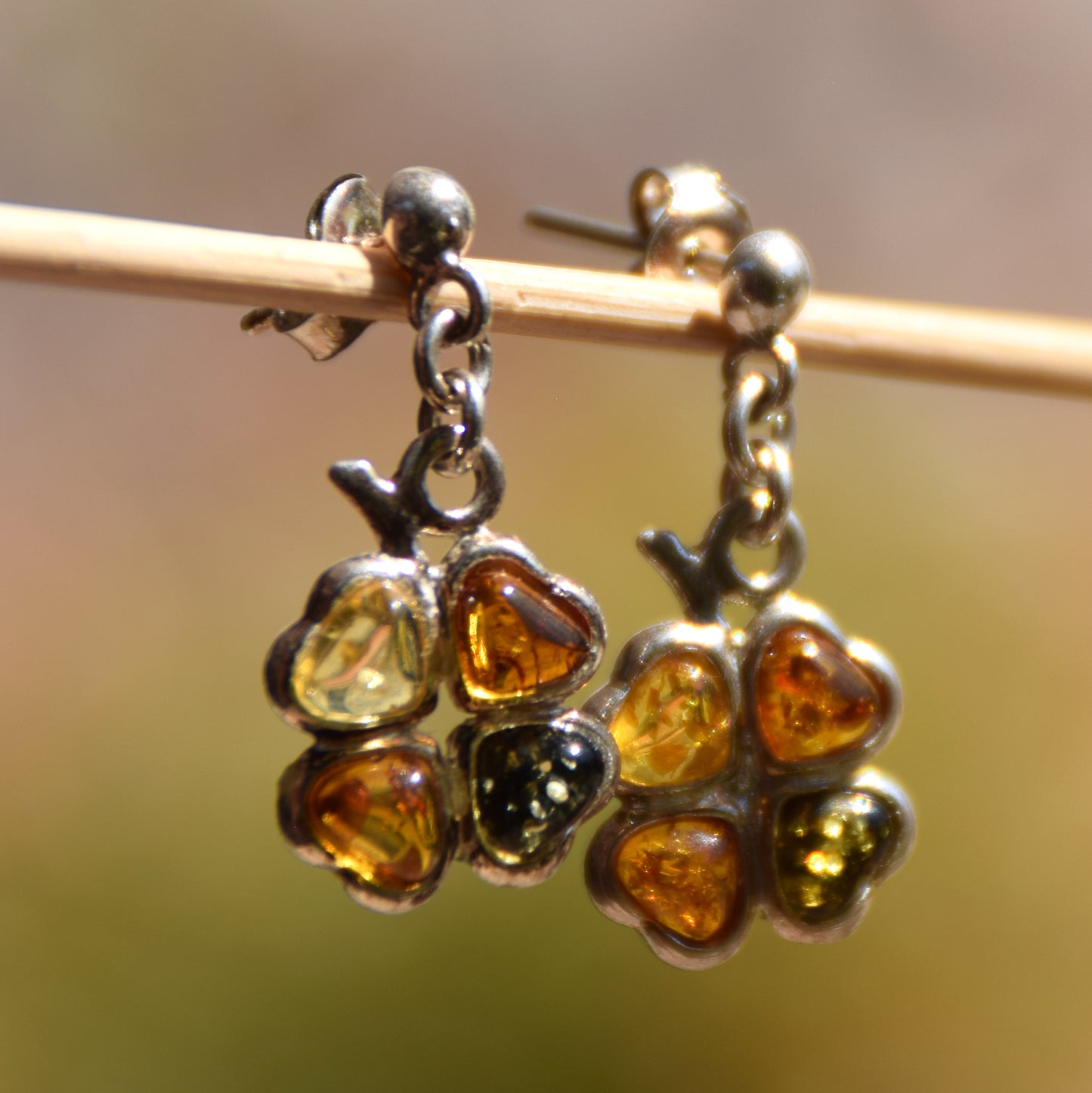Clover dangle earrings with natural amber in various shades and 925 silver, MJ Baltica, BK095