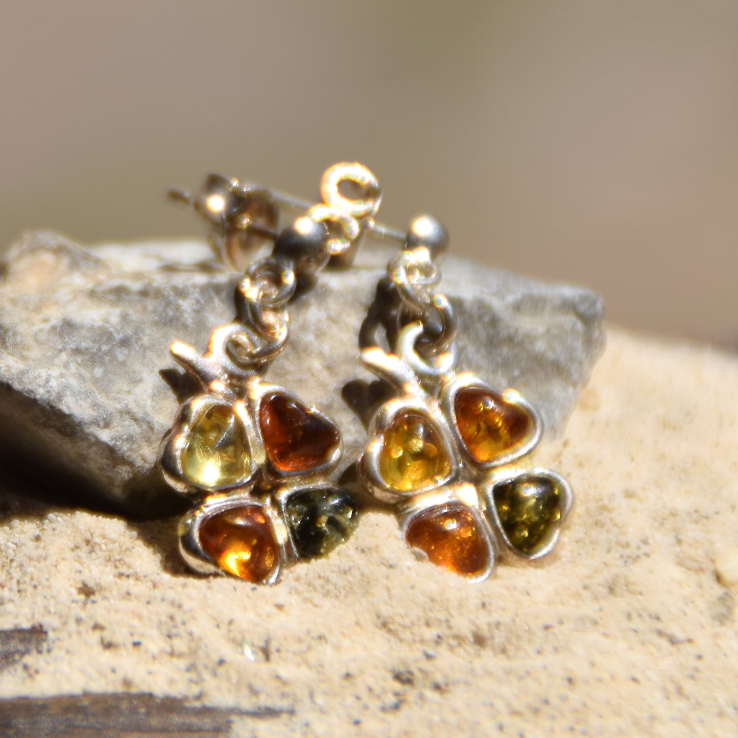 Clover dangle earrings with natural amber in various shades and 925 silver, MJ Baltica, BK095