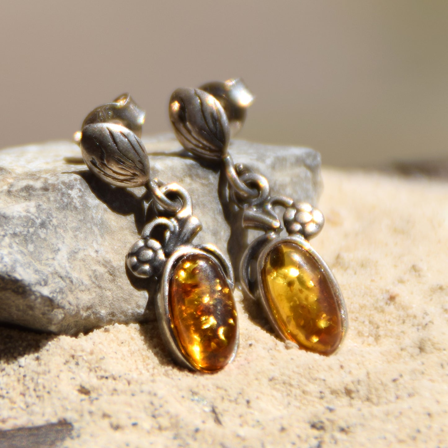 Zarte Ohrhänger im Vintage-Stil mit Natur-Cognac-Bernstein und 925er Silber, MJ Baltica, BK097