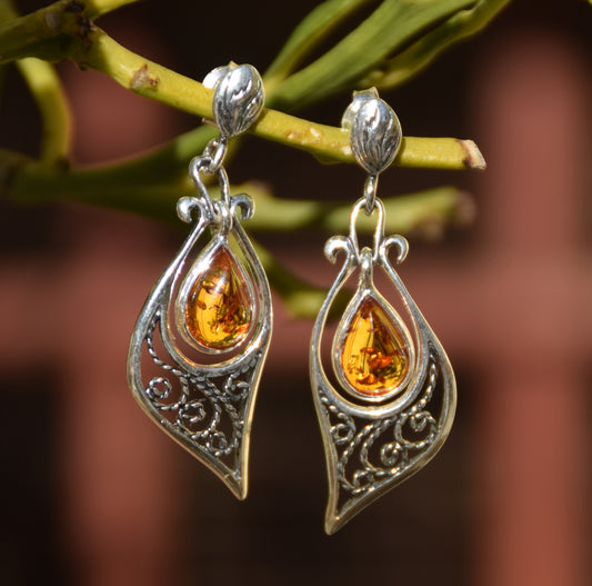 Classic dangle earrings with oriental style filigree with a cognac-colored natural Amber drop and 925 Silver, MJ Baltica, BK100