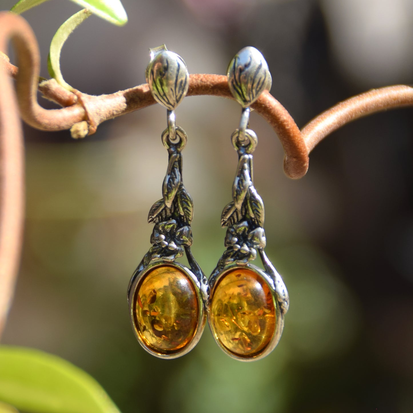 Classici orecchini pendenti in stile vintage con Argento 925 e Ambra cognac naturale, MJ Baltica, BK101