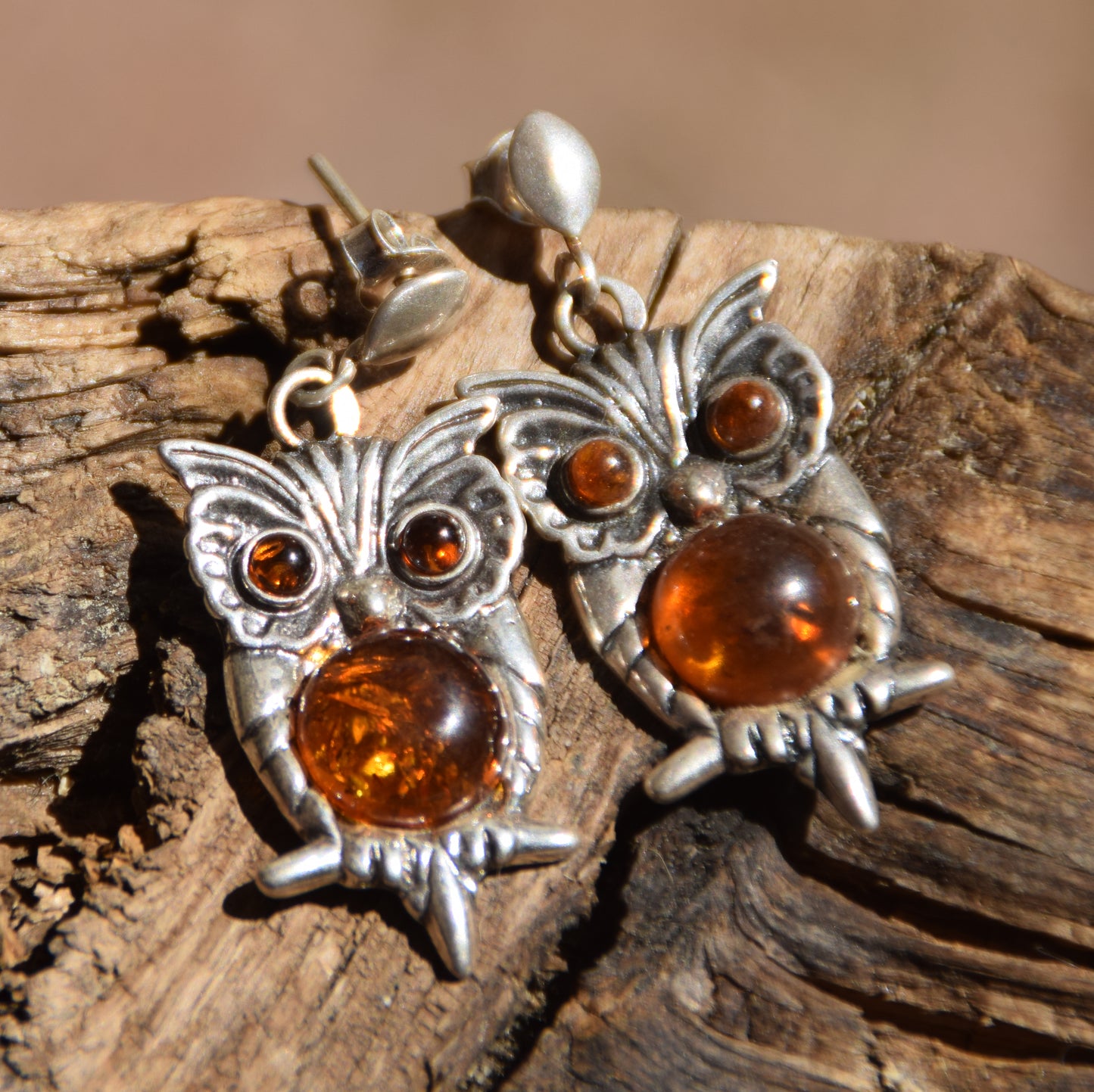 Orecchini pendenti a forma di gufo con Ambra cognac naturale e Argento 925, MJ Baltica, BK102