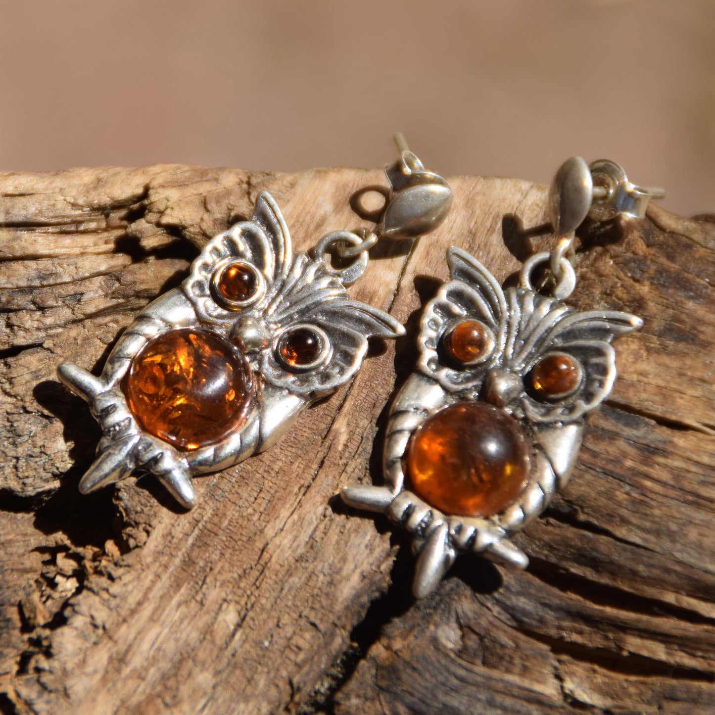 Orecchini pendenti a forma di gufo con Ambra cognac naturale e Argento 925, MJ Baltica, BK102