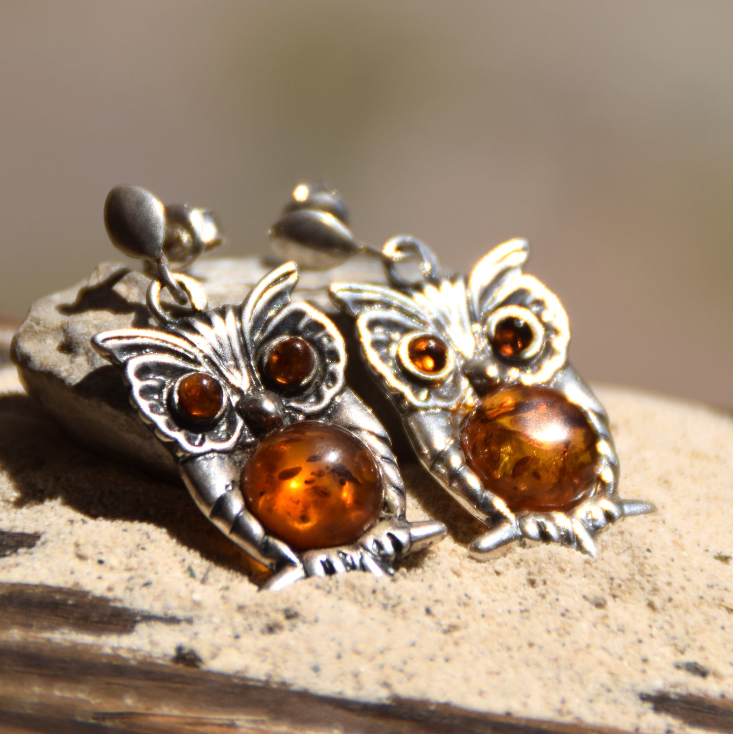 Orecchini pendenti a forma di gufo con Ambra cognac naturale e Argento 925, MJ Baltica, BK102