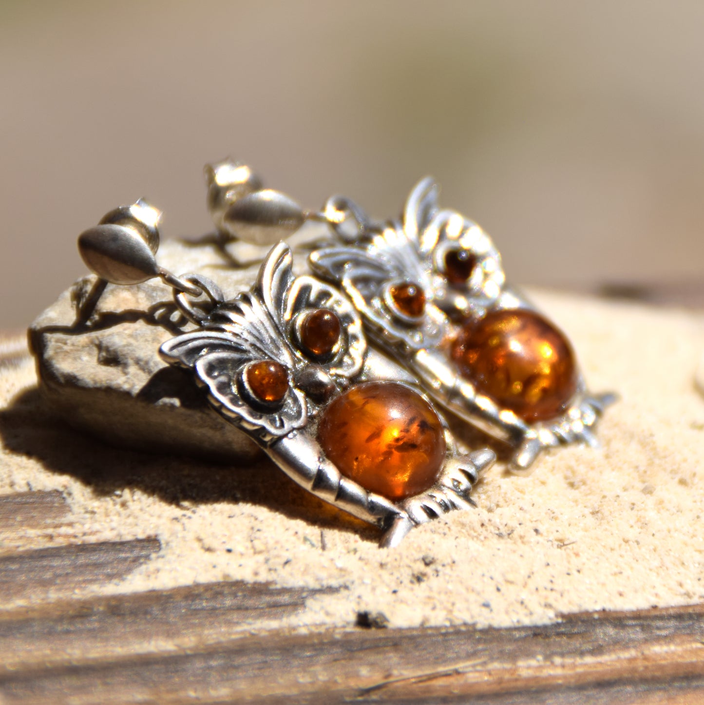 Orecchini pendenti a forma di gufo con Ambra cognac naturale e Argento 925, MJ Baltica, BK102