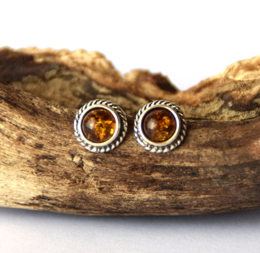 Classici orecchini rotondi a lobo con Ambra cognac naturale e Argento 925, MJ Baltica, BK103