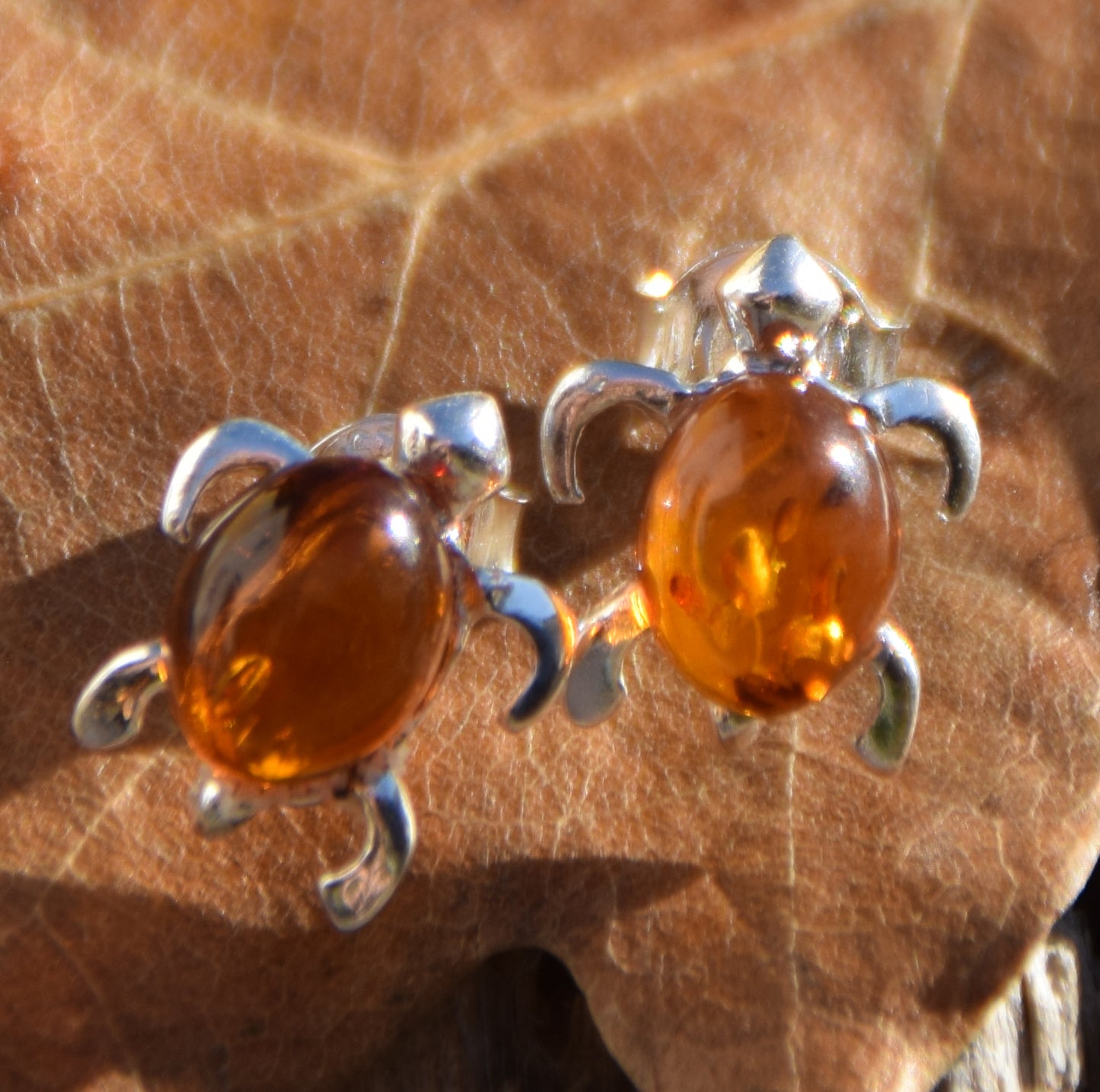 Delicate earrings with a turtle in cognac-colored natural Amber and 925 Silver, MJ Baltica, BK105