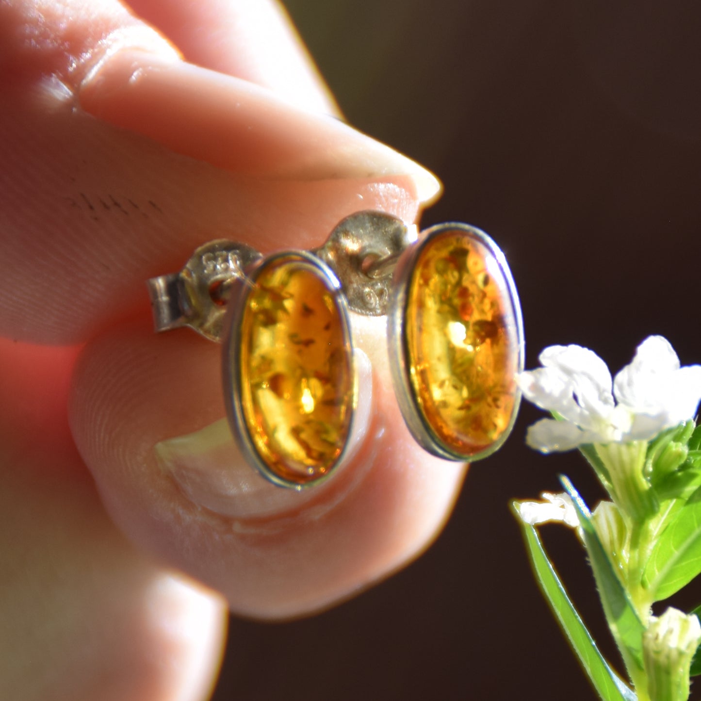 Ovale Ohrstecker aus natürlichem Cognac-Bernstein und 925er Silber, MJ Baltica, BK108