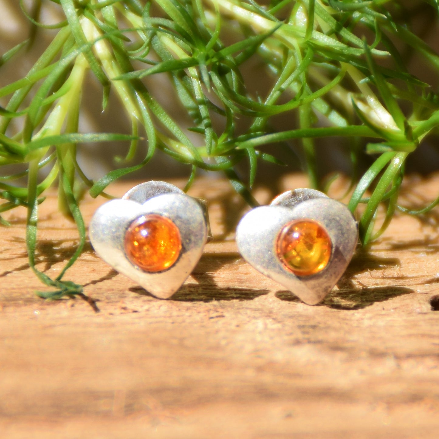 Luminosi orecchini a forma di cuore con Ambra cognac naturale e Argento 925, MJ Baltica, BK111