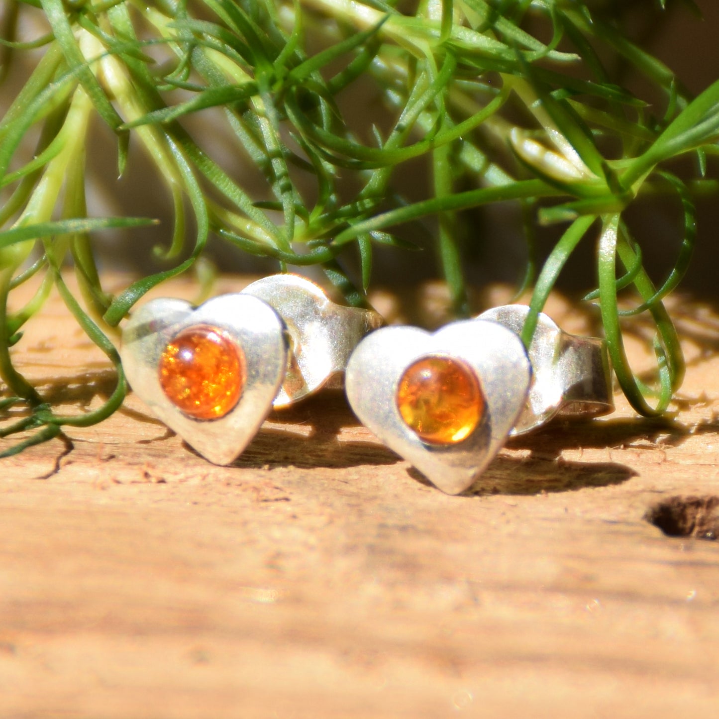 Luminosi orecchini a forma di cuore con Ambra cognac naturale e Argento 925, MJ Baltica, BK111
