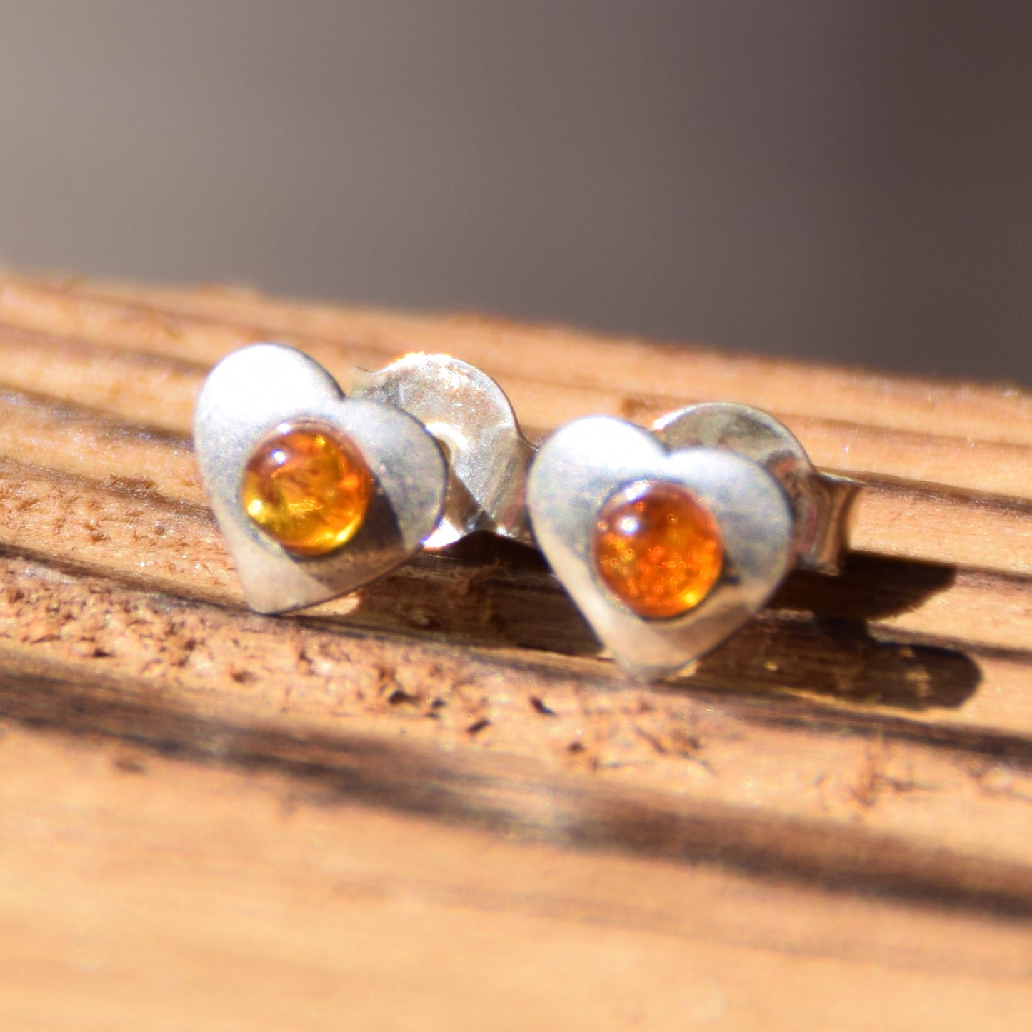 Luminosi orecchini a forma di cuore con Ambra cognac naturale e Argento 925, MJ Baltica, BK111
