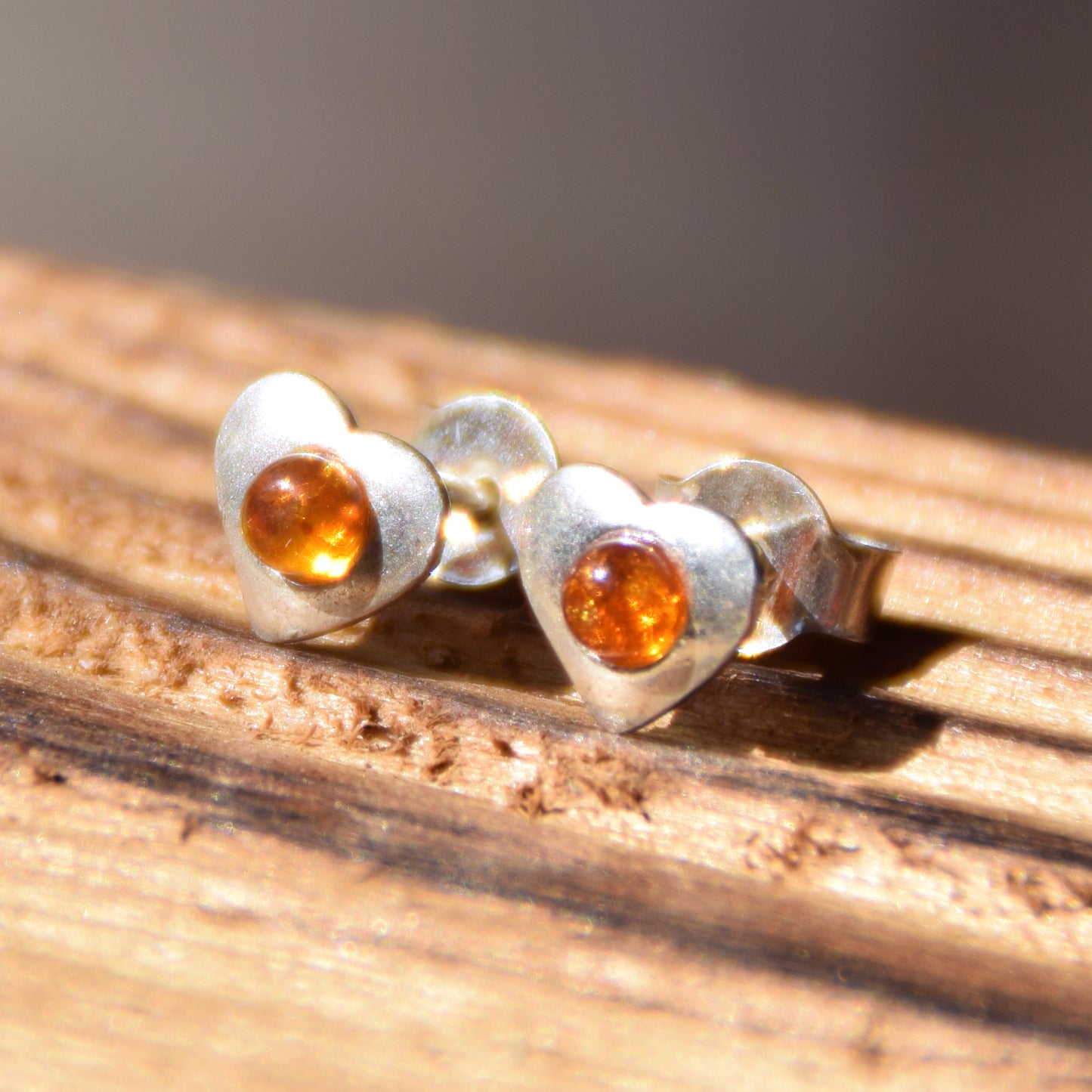 Luminosi orecchini a forma di cuore con Ambra cognac naturale e Argento 925, MJ Baltica, BK111