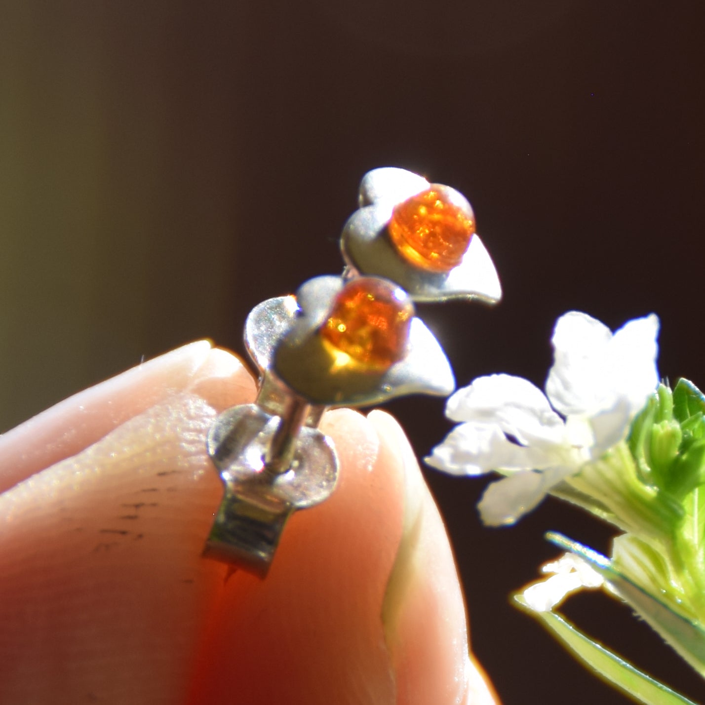 Luminosi orecchini a forma di cuore con Ambra cognac naturale e Argento 925, MJ Baltica, BK111