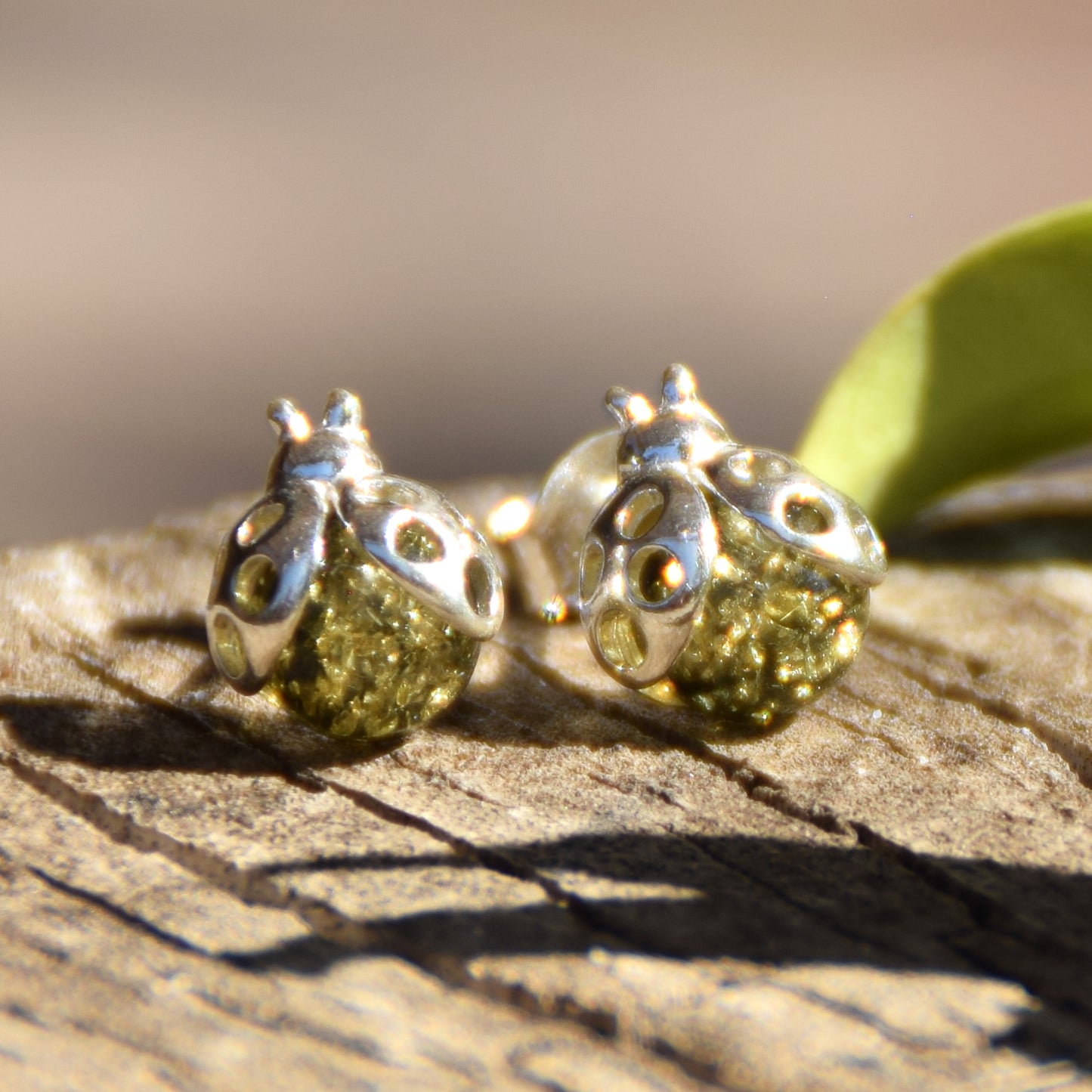 Delicati orecchini con la coccinella portafortuna in Ambra naturale color verde e Argento 925, MJ Baltica, BK117