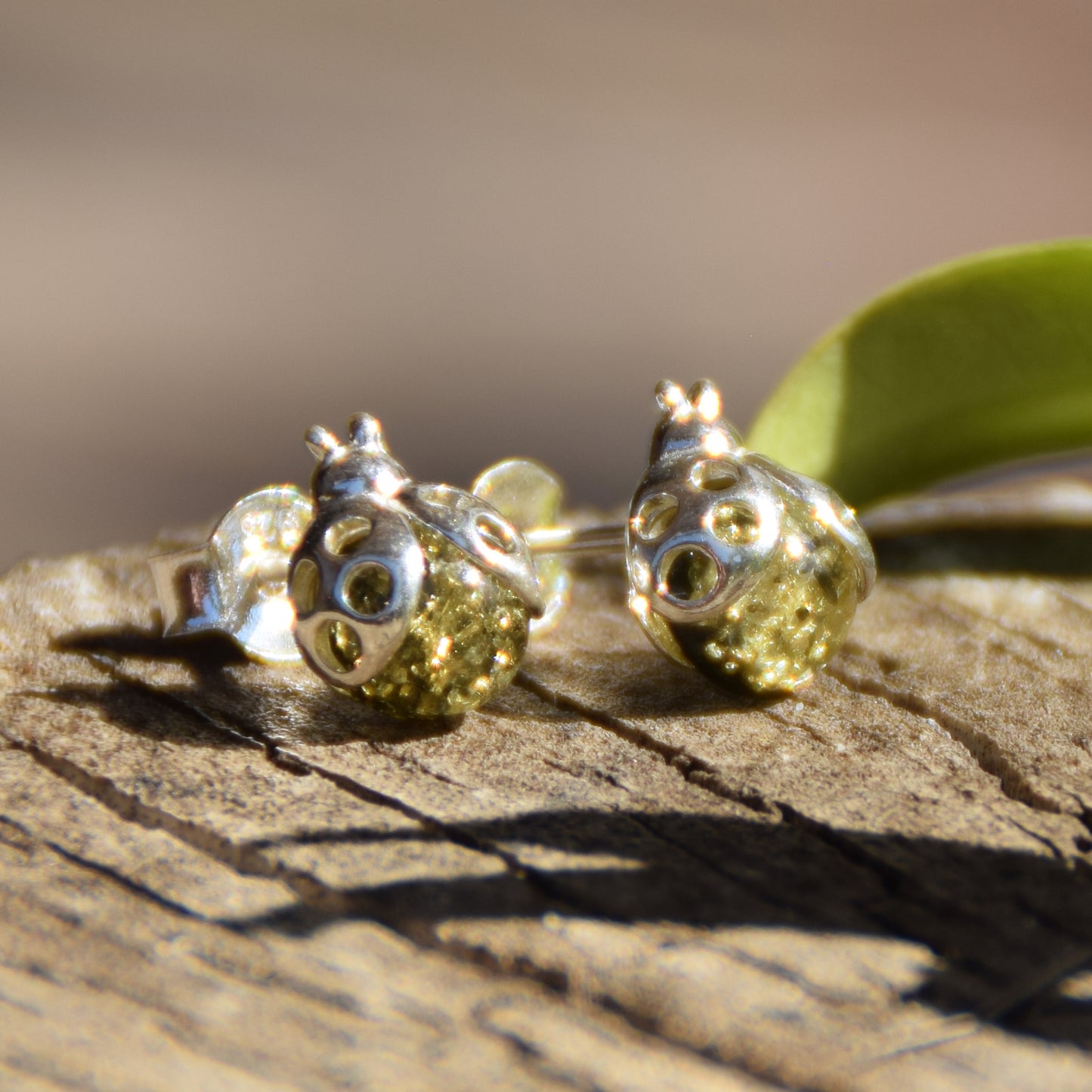 Delicati orecchini con la coccinella portafortuna in Ambra naturale color verde e Argento 925, MJ Baltica, BK117