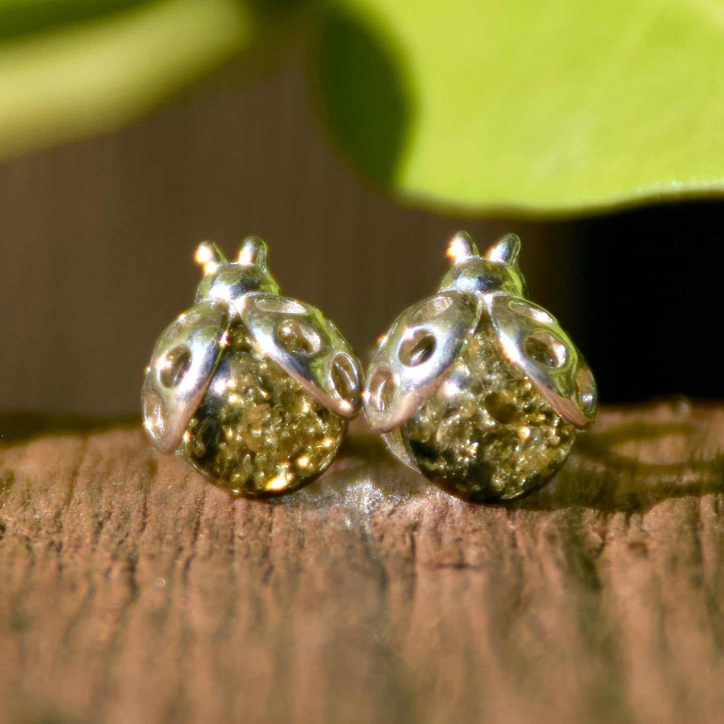 Delicati orecchini con la coccinella portafortuna in Ambra naturale color verde e Argento 925, MJ Baltica, BK117
