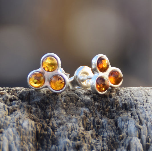 Orecchini a lobo con tre gemme creati con Ambra cognac naturale e Argento 925, MJ Baltica, BK118