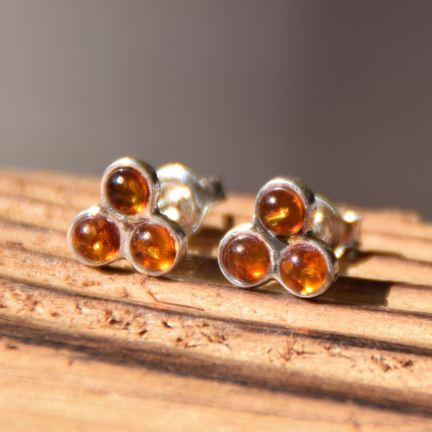 Ohrstecker mit drei Edelsteinen aus natürlichem Cognac-Bernstein und 925er Silber, MJ Baltica, BK118