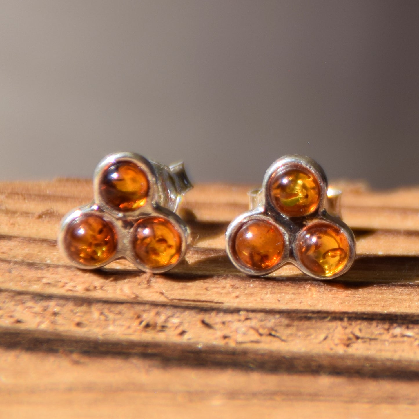 Ohrstecker mit drei Edelsteinen aus natürlichem Cognac-Bernstein und 925er Silber, MJ Baltica, BK118