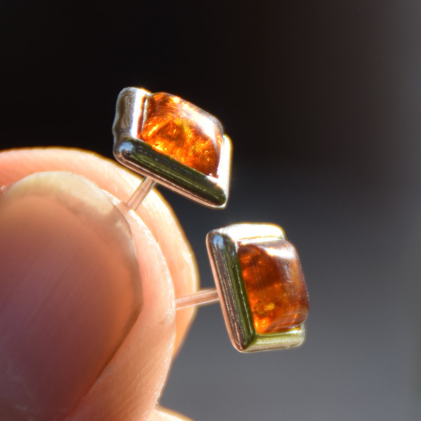 Essenziali orecchini quadrati creati con Ambra naturale di color cognac e Argento 925, MJ Baltica, BK127