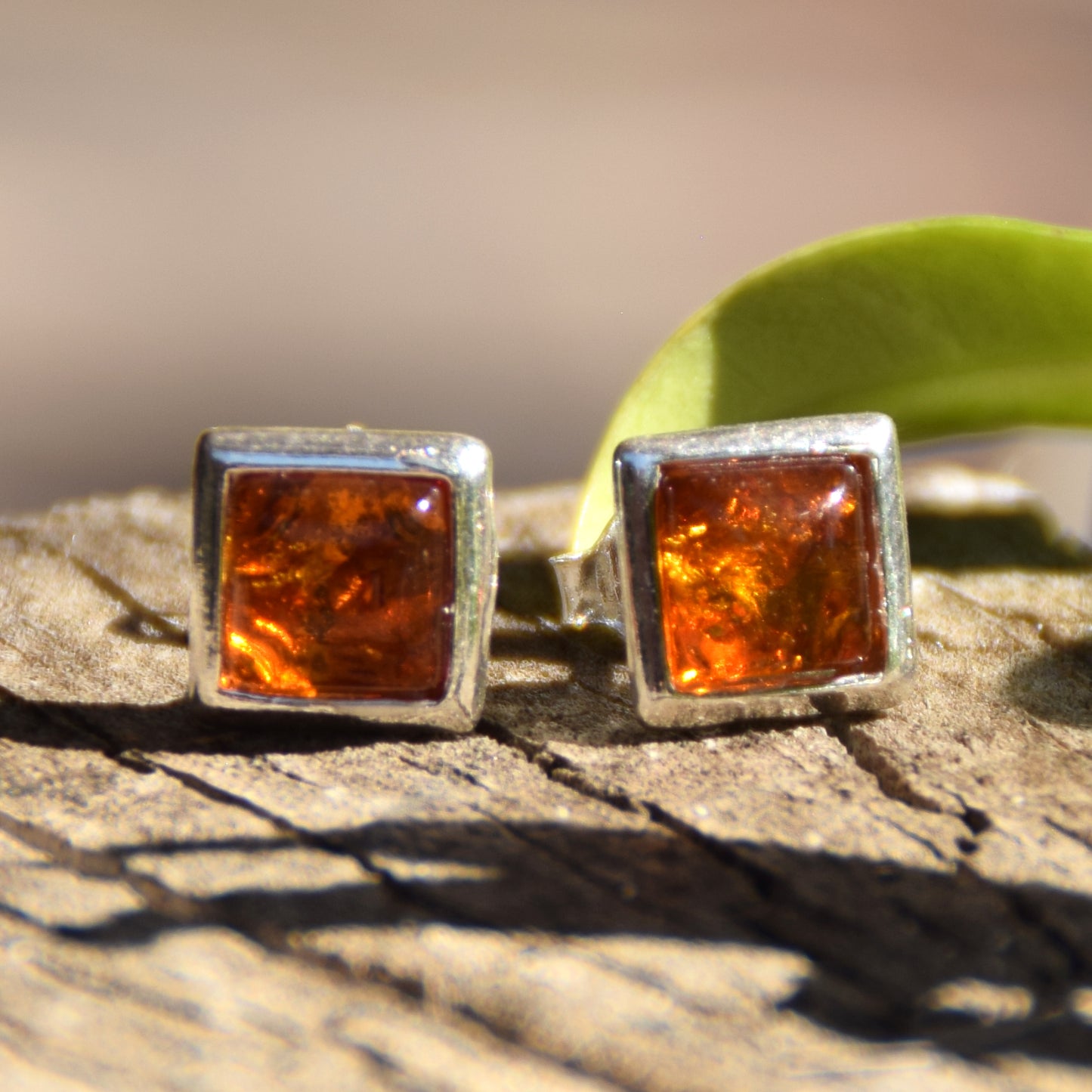 Essenziali orecchini quadrati creati con Ambra naturale di color cognac e Argento 925, MJ Baltica, BK127
