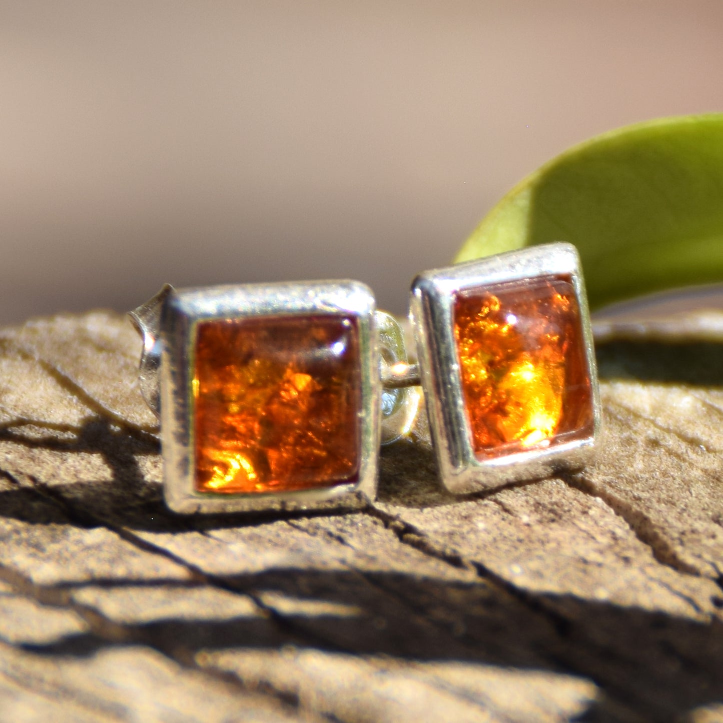 Essenziali orecchini quadrati creati con Ambra naturale di color cognac e Argento 925, MJ Baltica, BK127