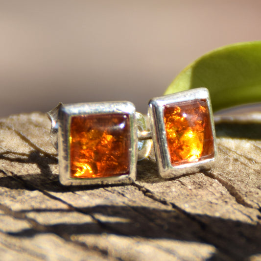 Essenziali orecchini quadrati creati con Ambra naturale di color cognac e Argento 925, MJ Baltica, BK127