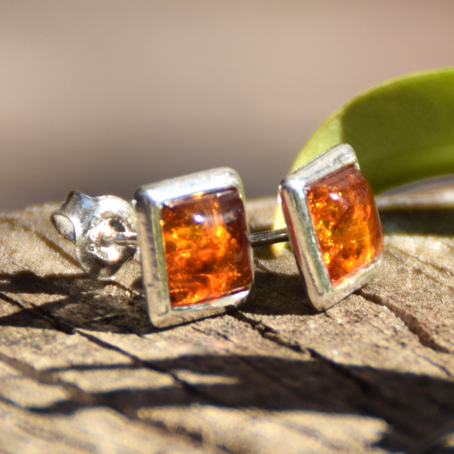 Essenziali orecchini quadrati creati con Ambra naturale di color cognac e Argento 925, MJ Baltica, BK127