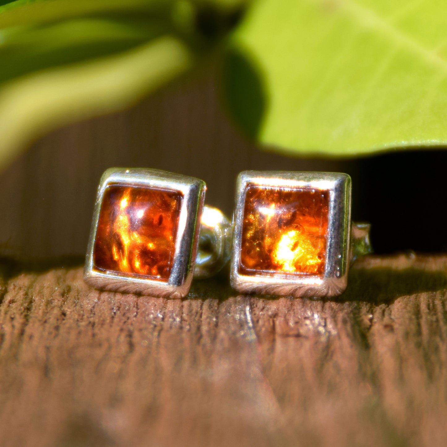 Essenziali orecchini quadrati creati con Ambra naturale di color cognac e Argento 925, MJ Baltica, BK127