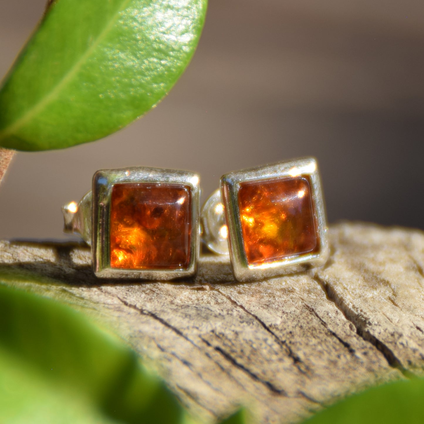 Essenziali orecchini quadrati creati con Ambra naturale di color cognac e Argento 925, MJ Baltica, BK127