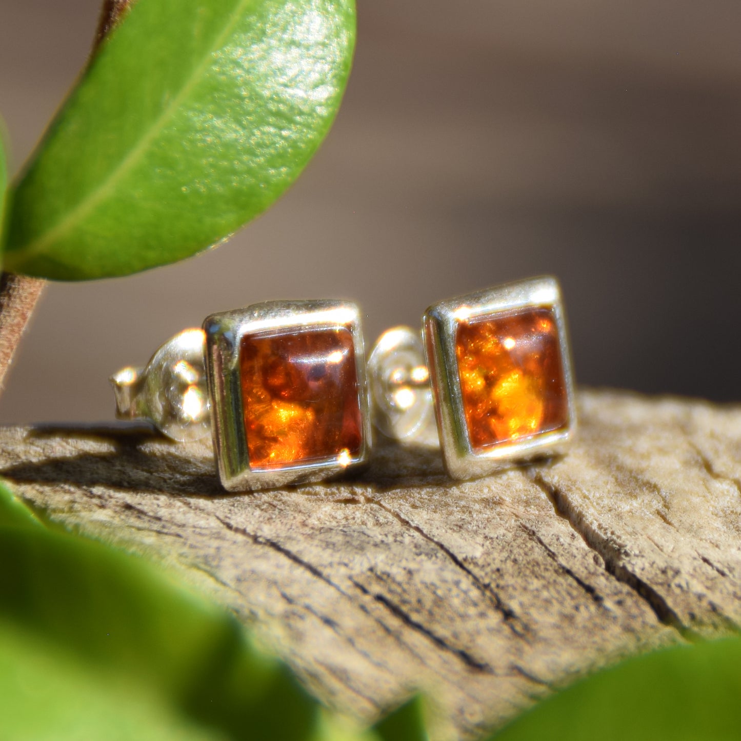 Essenziali orecchini quadrati creati con Ambra naturale di color cognac e Argento 925, MJ Baltica, BK127
