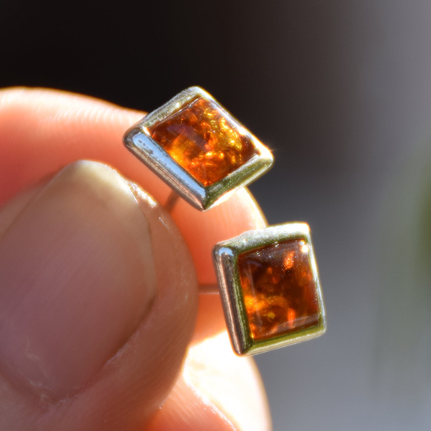 Essenziali orecchini quadrati creati con Ambra naturale di color cognac e Argento 925, MJ Baltica, BK127