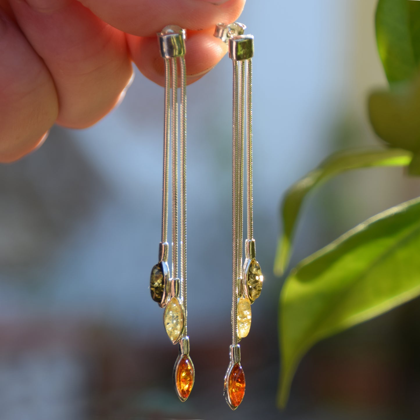 Eleganti orecchini pendenti a design di cascata creati con Ambra naturale di varie tonalità e Argento 925, MJ Baltica, BK131