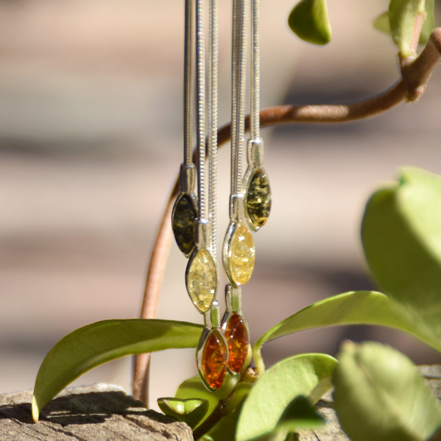 Eleganti orecchini pendenti a design di cascata creati con Ambra naturale di varie tonalità e Argento 925, MJ Baltica, BK131