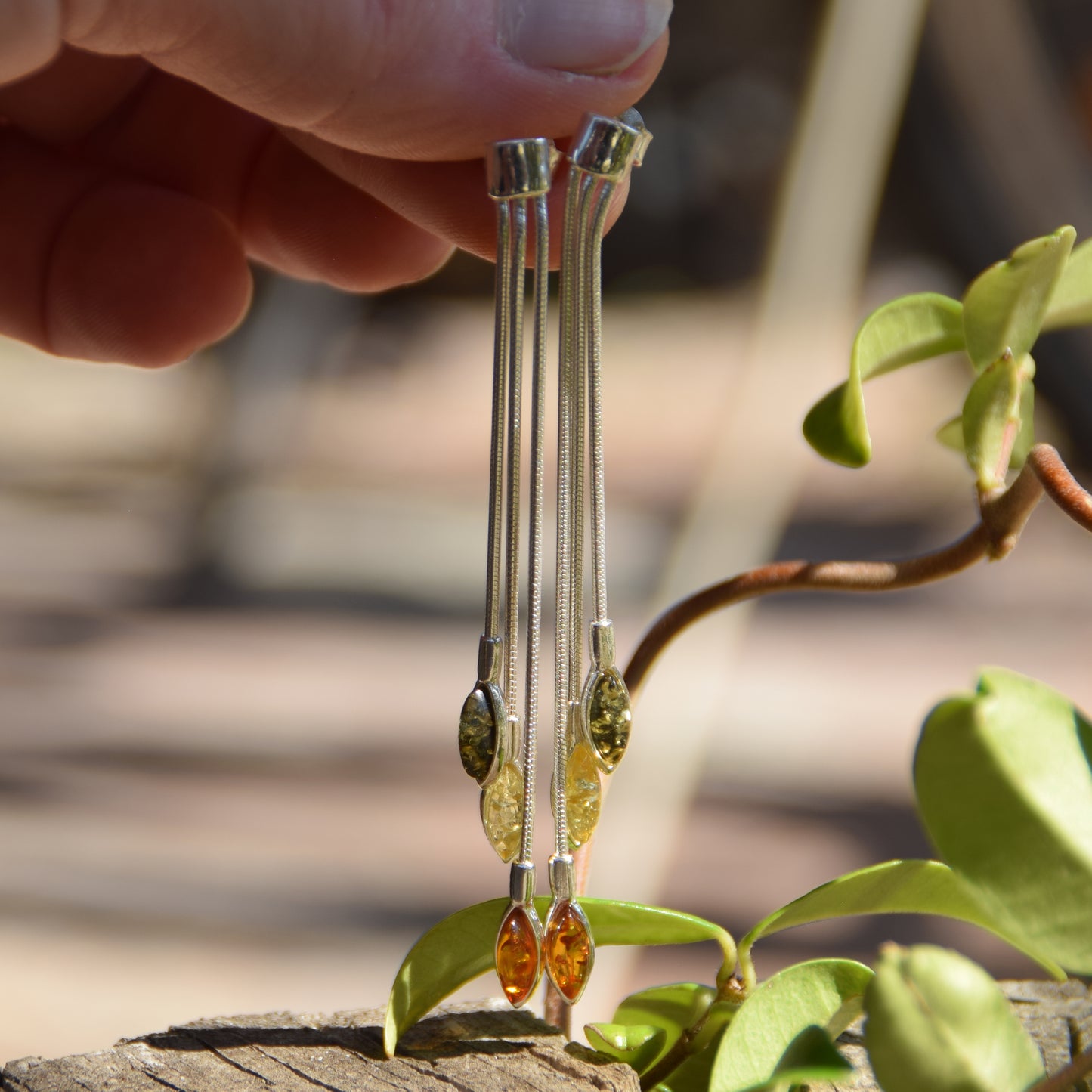Eleganti orecchini pendenti a design di cascata creati con Ambra naturale di varie tonalità e Argento 925, MJ Baltica, BK131