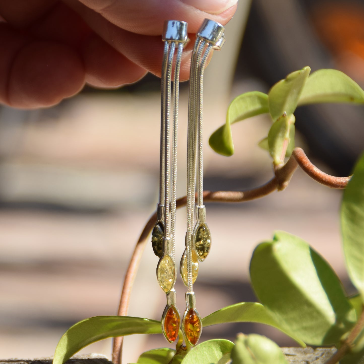 Eleganti orecchini pendenti a design di cascata creati con Ambra naturale di varie tonalità e Argento 925, MJ Baltica, BK131