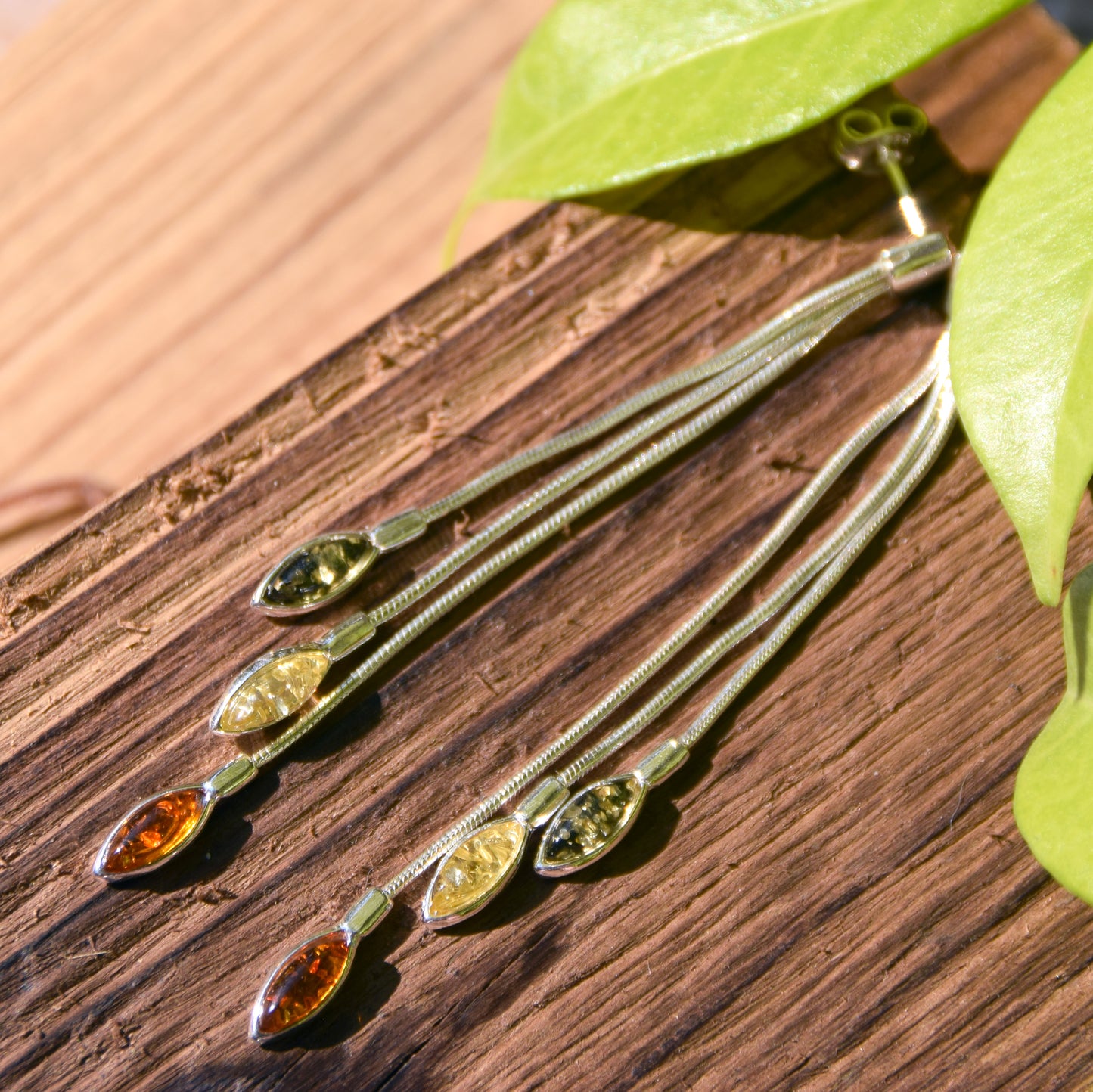 Eleganti orecchini pendenti a design di cascata creati con Ambra naturale di varie tonalità e Argento 925, MJ Baltica, BK131