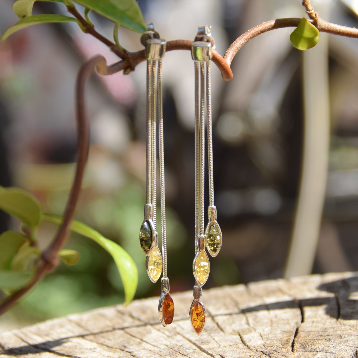Eleganti orecchini pendenti a design di cascata creati con Ambra naturale di varie tonalità e Argento 925, MJ Baltica, BK131