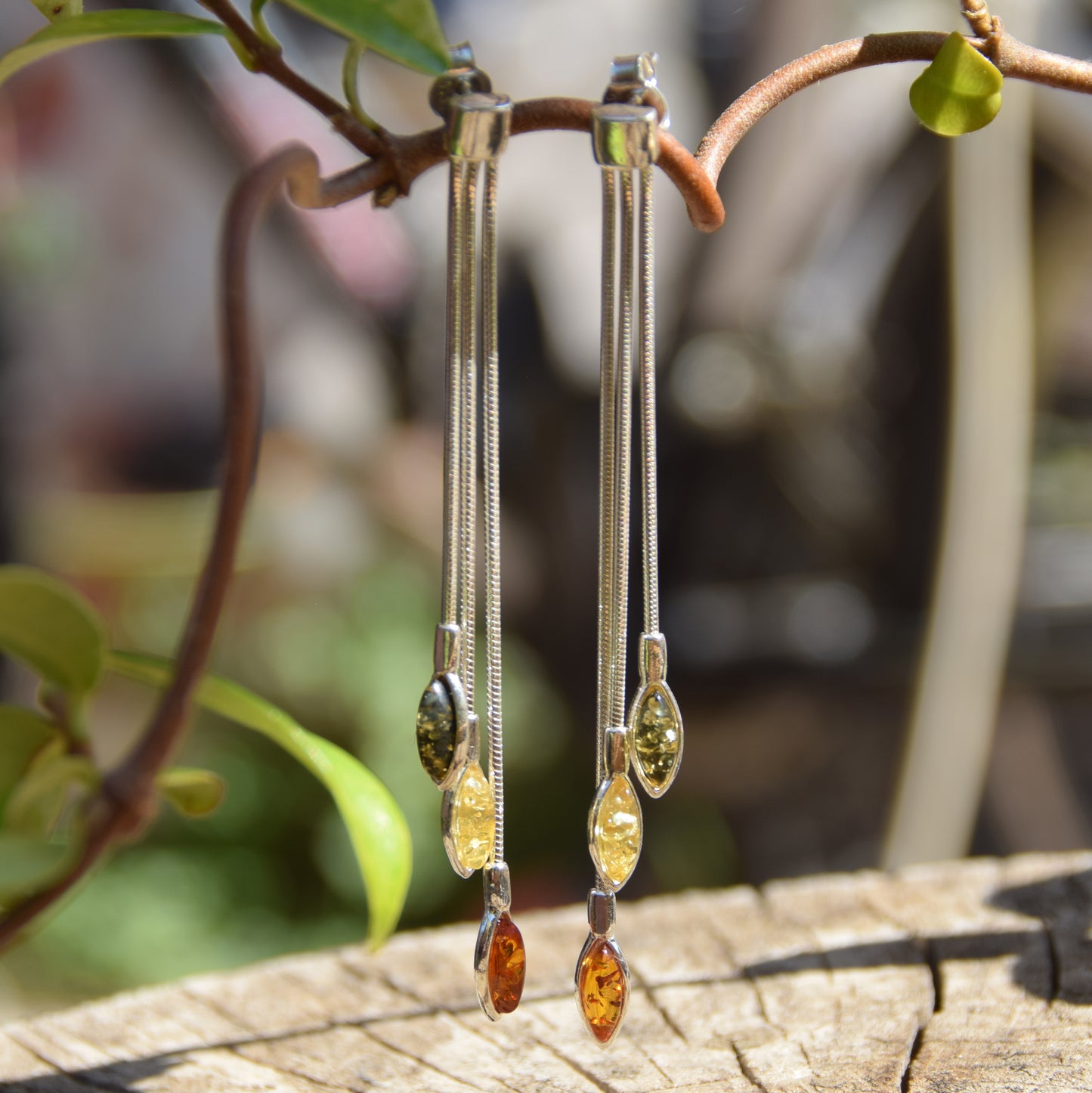 Eleganti orecchini pendenti a design di cascata creati con Ambra naturale di varie tonalità e Argento 925, MJ Baltica, BK131