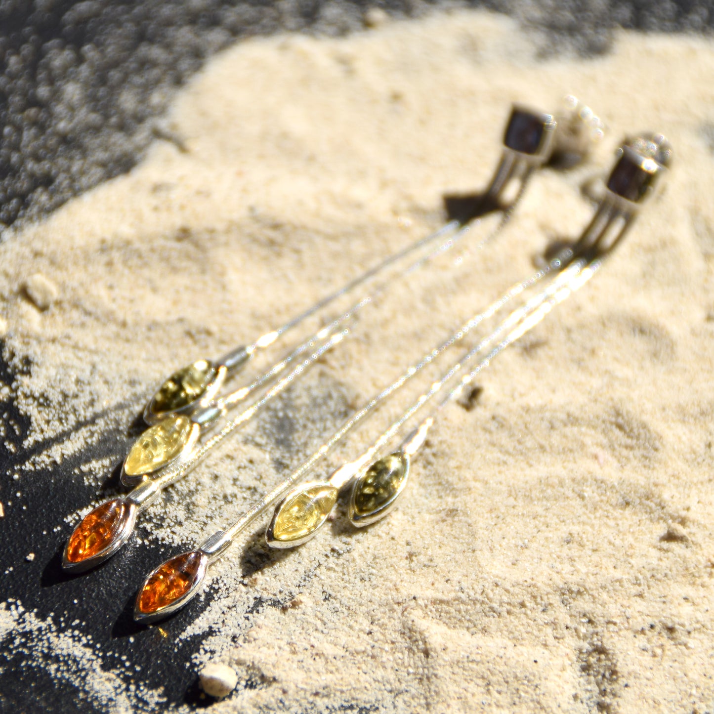Eleganti orecchini pendenti a design di cascata creati con Ambra naturale di varie tonalità e Argento 925, MJ Baltica, BK131