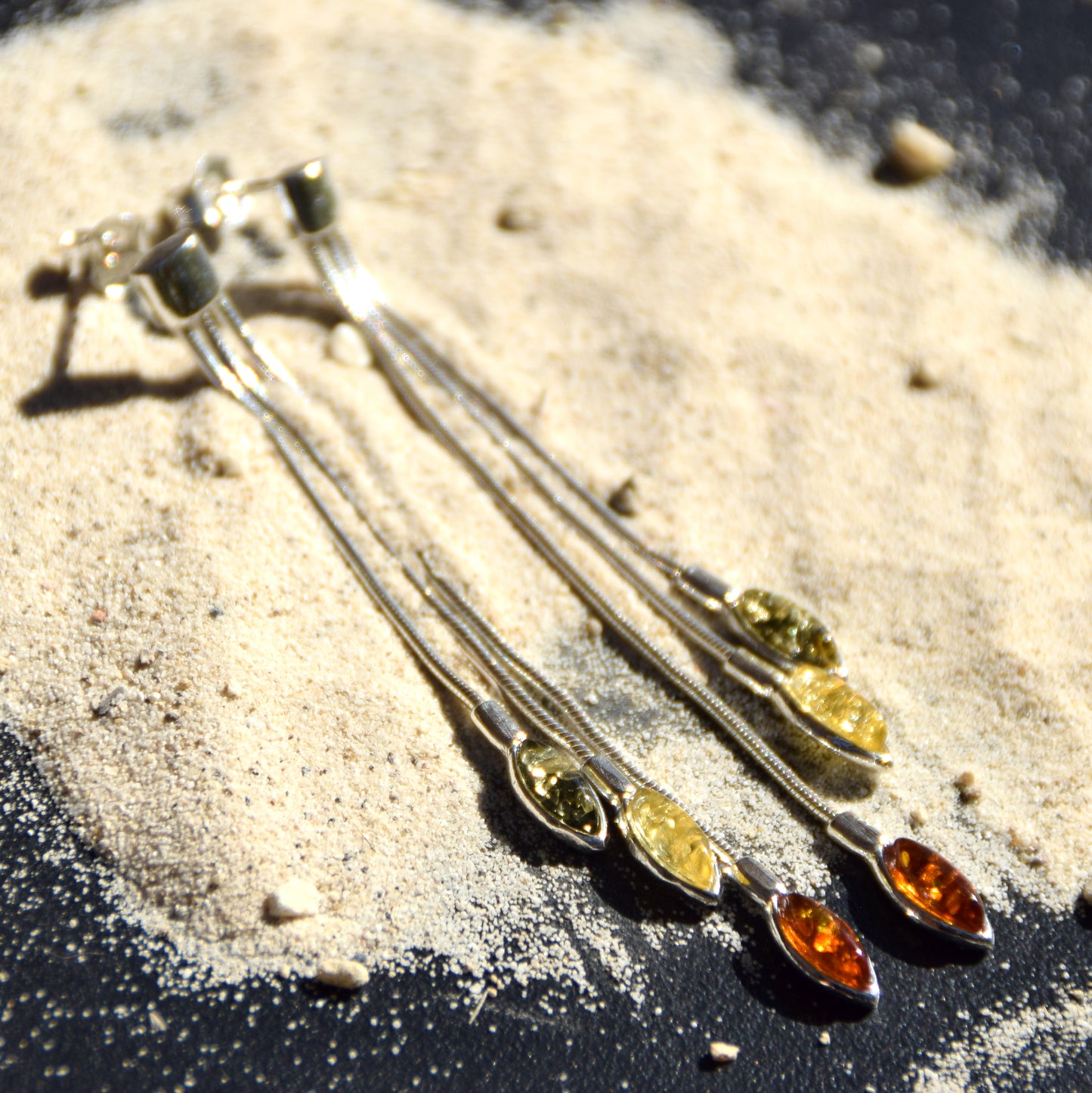 Eleganti orecchini pendenti a design di cascata creati con Ambra naturale di varie tonalità e Argento 925, MJ Baltica, BK131