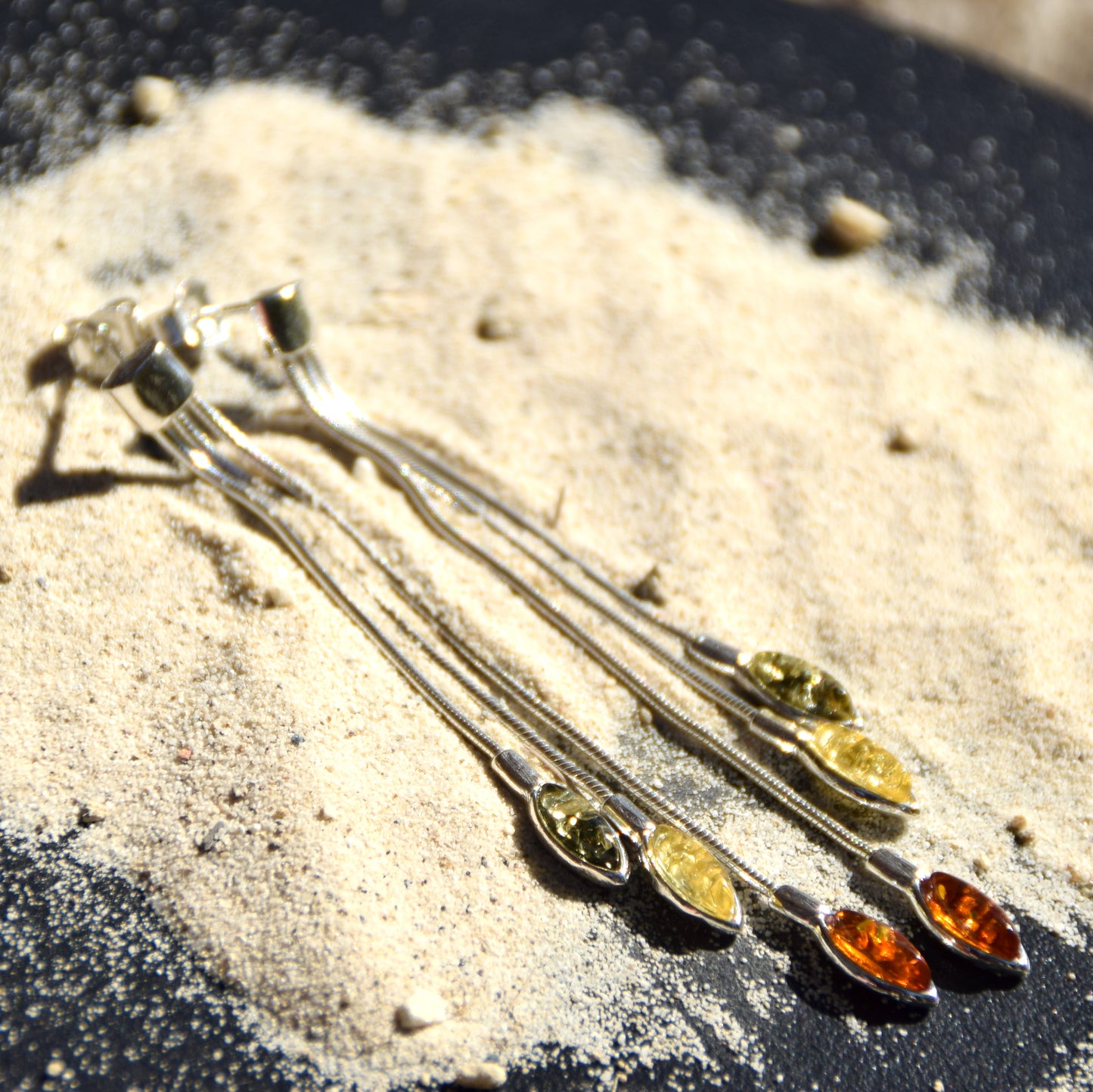 Eleganti orecchini pendenti a design di cascata creati con Ambra naturale di varie tonalità e Argento 925, MJ Baltica, BK131