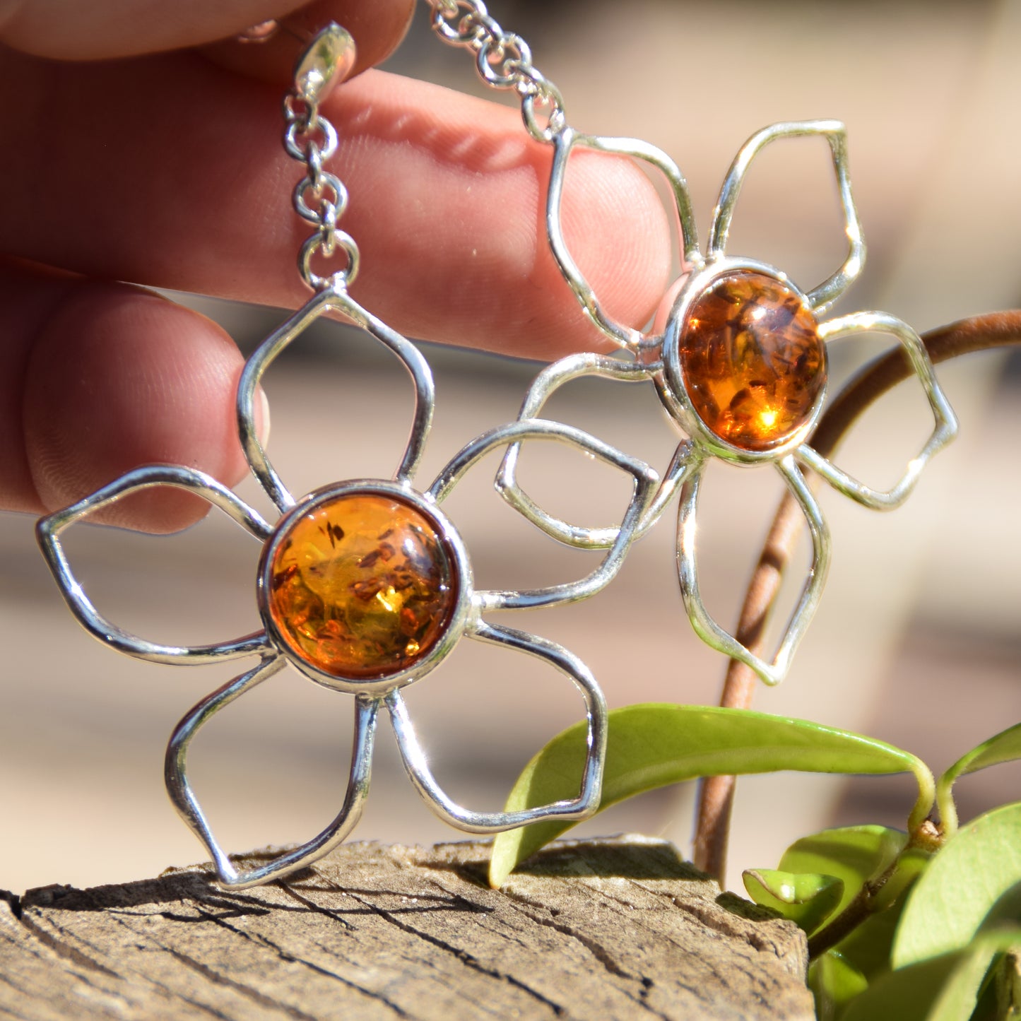 Impressionanti orecchini pendenti creati con grandi fiori in Ambra naturale di tonalità cognac e Argento 925, MJ Baltica, BK132