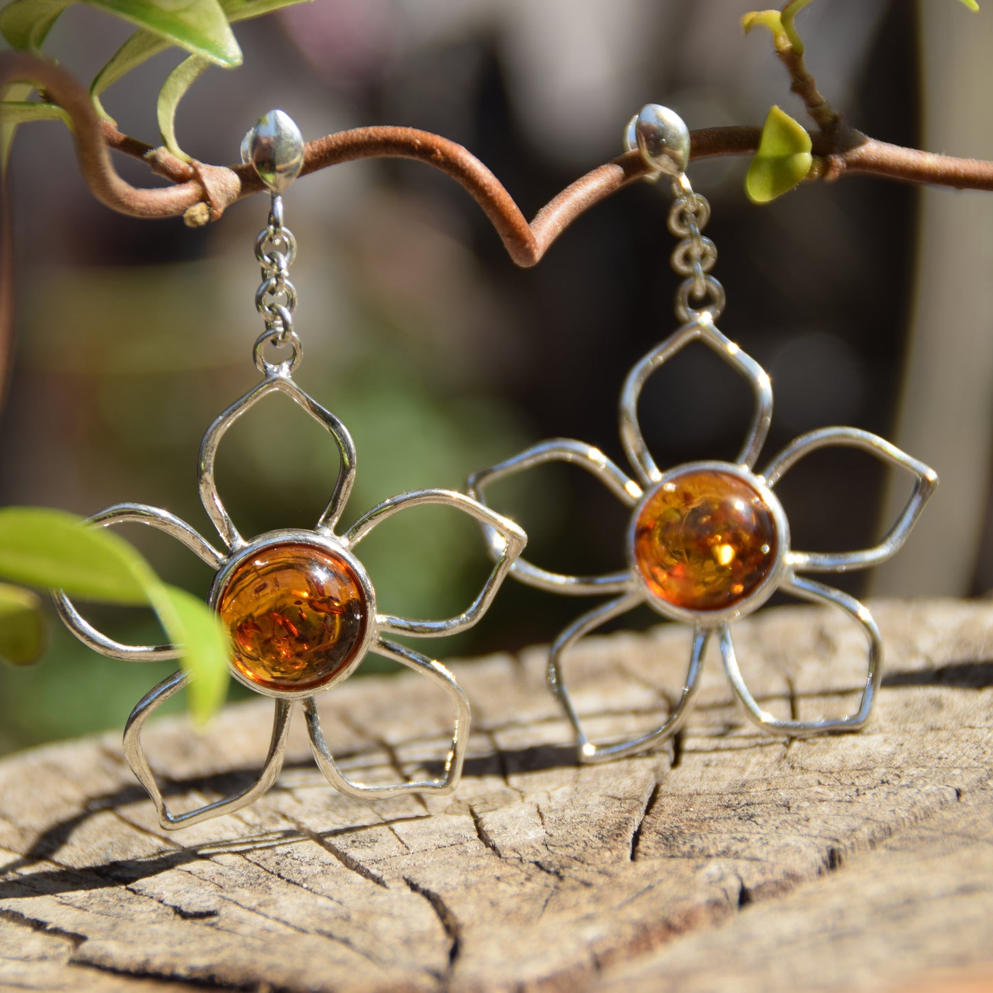 Impressionanti orecchini pendenti creati con grandi fiori in Ambra naturale di tonalità cognac e Argento 925, MJ Baltica, BK132