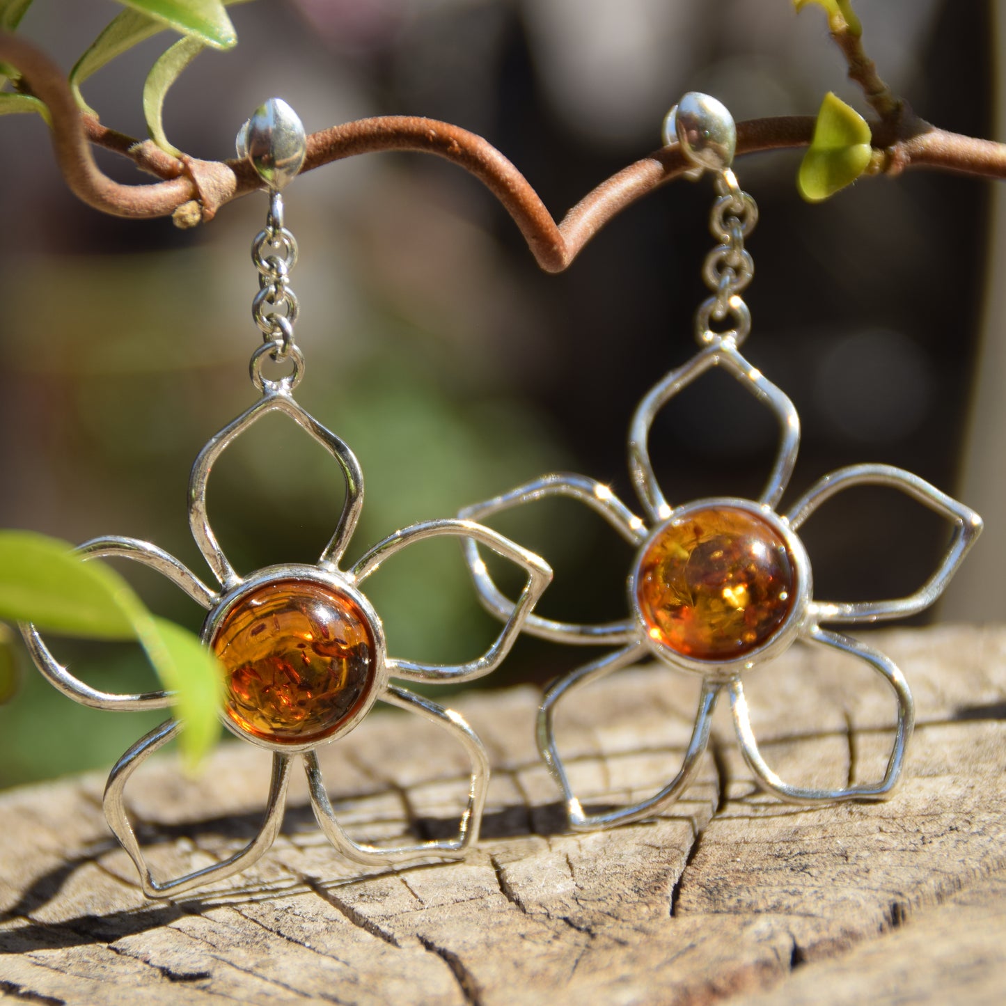 Impressionanti orecchini pendenti creati con grandi fiori in Ambra naturale di tonalità cognac e Argento 925, MJ Baltica, BK132