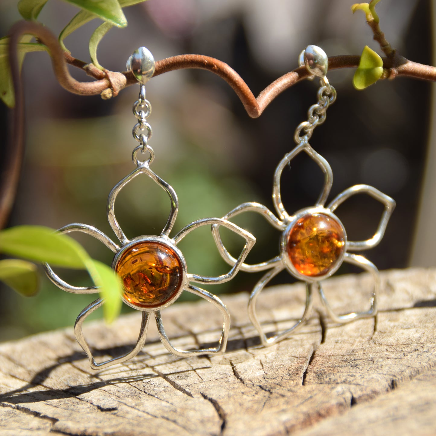 Impressionanti orecchini pendenti creati con grandi fiori in Ambra naturale di tonalità cognac e Argento 925, MJ Baltica, BK132