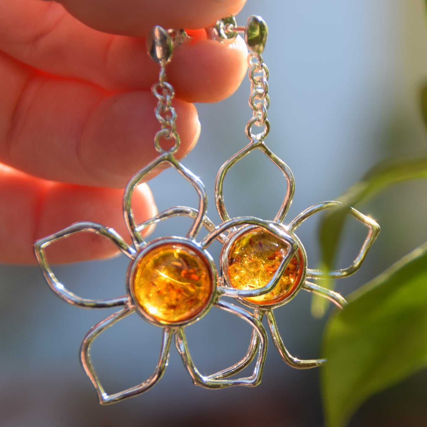 Impressionanti orecchini pendenti creati con grandi fiori in Ambra naturale di tonalità cognac e Argento 925, MJ Baltica, BK132