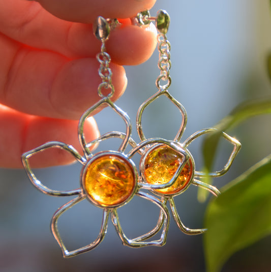 Impressionanti orecchini pendenti creati con grandi fiori in Ambra naturale di tonalità cognac e Argento 925, MJ Baltica, BK132