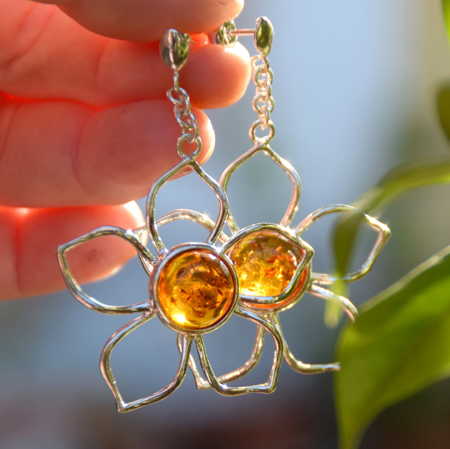 Impressionanti orecchini pendenti creati con grandi fiori in Ambra naturale di tonalità cognac e Argento 925, MJ Baltica, BK132